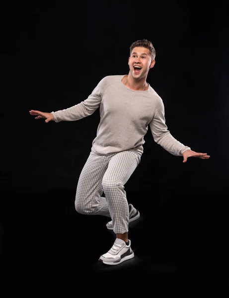 Sonriente Hombre Guapo Posando Estudio Sobre Fondo Negro — Foto de Stock