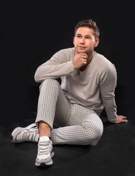 Sorrindo Bonito Homem Posando Estúdio Fundo Preto — Fotografia de Stock