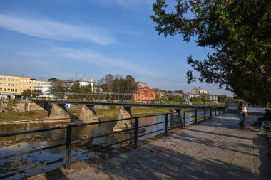 Uzhhorod, Ukrayna - 20 Ekim 2021: Sonbaharda Ukrayna 'nın eski Uzhgorod kentinin sokakları ve mimarisi