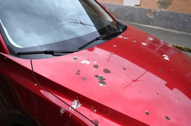 Arabanın kaputuna bir sürü kuş kakası.