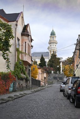 Uzhhorod, Ukrayna - 24 Ekim 2021: Uzhgorod, Ukrayna 'da Dukhnovycha Caddesi. Arka planda Yunan Katolik Katedrali. Krestovozdvizhensky Katedrali şehrin bir simgesidir.