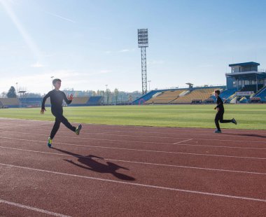 Uzhhorod, Ukrayna - 13 Kasım 2021: Ukrayna 'nın Uzhgorod kentindeki stadyumdaki yarışmadan önce çocuk sporcuların ısınması