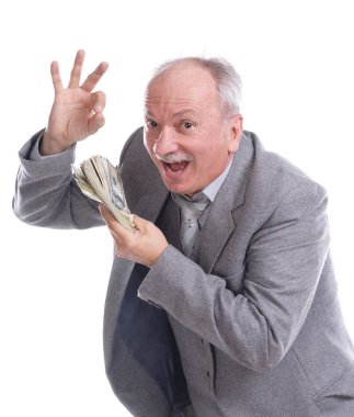 Mutlu gülümseyen kıdemli işadamı bir deste doları elinde tutuyor. Beyaz arka planda stüdyoda poz vermek