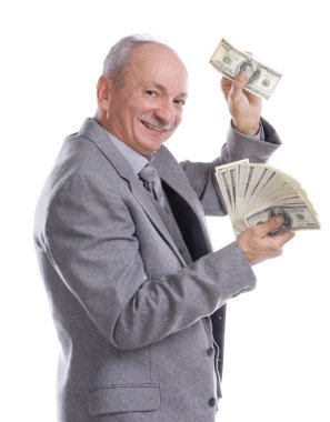 Mutlu gülümseyen kıdemli işadamı bir deste doları elinde tutuyor. Beyaz arka planda stüdyoda poz vermek