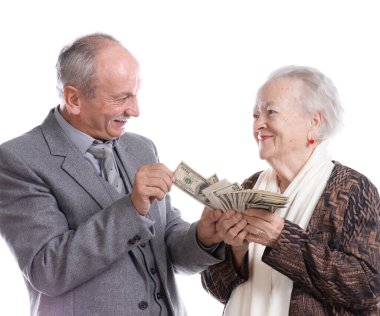 Elinde bir deste dolarla gülümseyen yaşlı bir anne ve oğul. Beyaz arka planda stüdyoda poz vermek