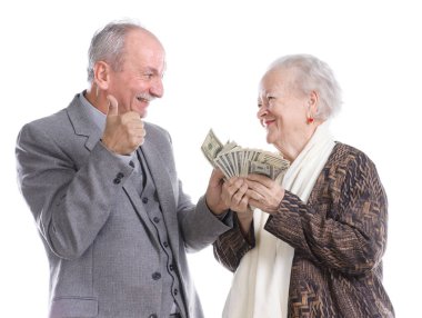 Elinde bir deste dolarla gülümseyen yaşlı bir anne ve oğul. Beyaz arka planda stüdyoda poz vermek