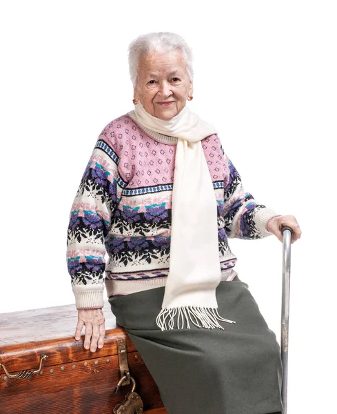 Vecchia Donna Sorridente Con Bastone Posa Studio Sfondo Bianco — Foto Stock