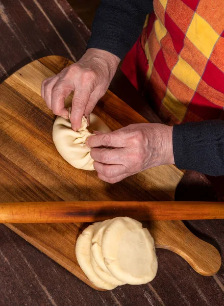Aşçılık Konsepti Evdeki Mutfak Masasında Yapımı Kıymalı Turta Hazırlayan Kadın — Stok fotoğraf