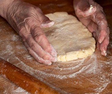 Kadın ev yapımı kek hazırlıyor.