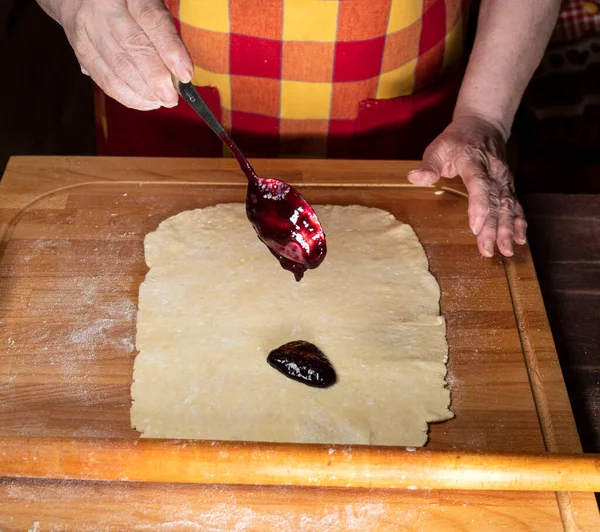 Жінка Готує Домашній Торт Домашній Кухні — стокове фото