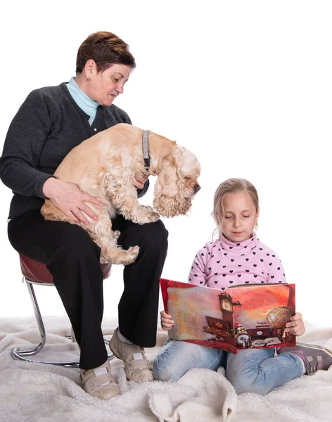 Enkelin Liest Vor Weißem Hintergrund Ein Buch Für Ihre Großmutter — Stockfoto