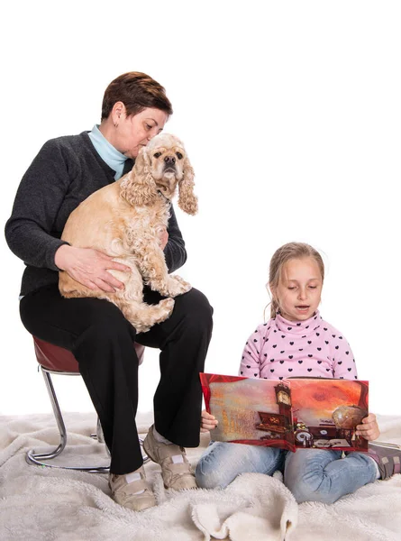 Nieta Leyendo Libro Para Abuela Sobre Fondo Blanco — Foto de Stock