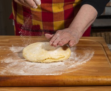 Kadın eli hamur yoğurur pizza, ekmek, pasta