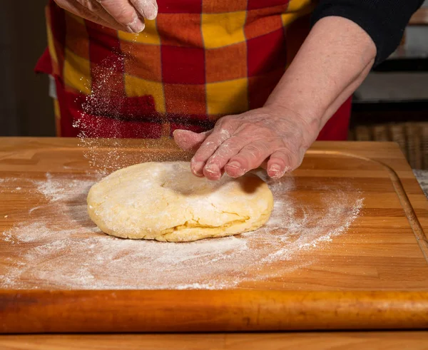 Жіночі Руки Замішують Тісто Піци Хліба Тортів — стокове фото