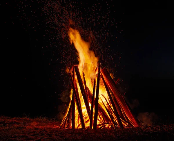 Grande Fogueira Contra Céu Escuro Noite Chamas Fogo Fundo Preto — Fotografia de Stock