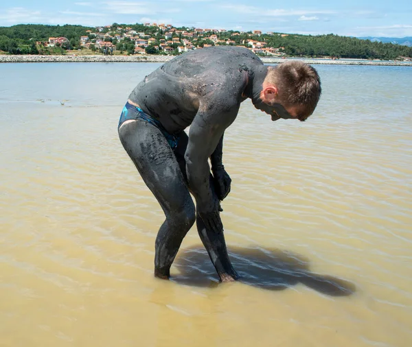 Hombre Aplicando Arcilla Curativa Negra Balneario Barro Orilla — Foto de Stock