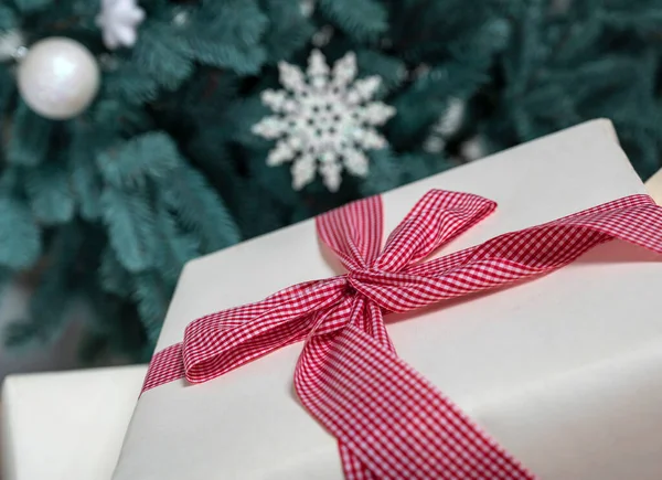 Geschenkbox Unter Dem Weihnachtsbaum — Stockfoto