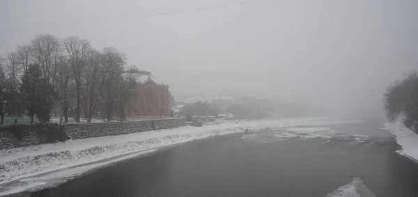 Ukrayna Uzhhorod Kışın Sisli Bir Sinagog Inşa Etmek Uzh Nehrinin — Stok fotoğraf