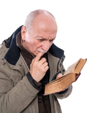 Düşünceli yaşlı adam beyaz arka planda kutsal kitabı okuyor.