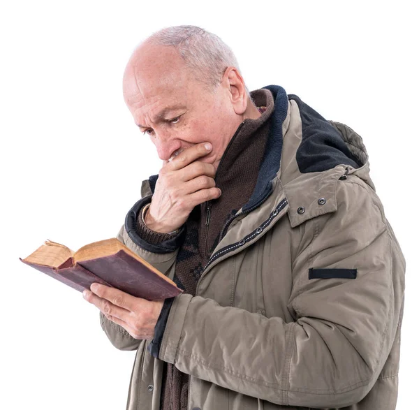 Nachdenklicher Älterer Mann Liest Heilige Bibel Auf Weißem Hintergrund — Stockfoto