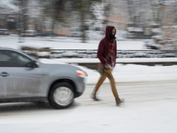 Gevaarlijke Situatie Stadsweg Zebrapad Winter Opzettelijke Bewegingsvervaging Gedeocaliseerde Afbeelding — Stockfoto