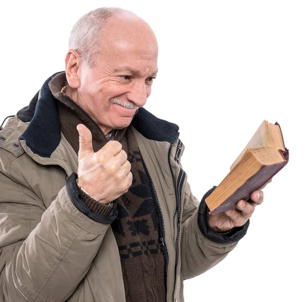 Gelukkig Oudere Man Lezen Boek Witte Achtergrond Stockfoto