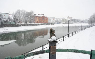 Uzhhorod, Ukrayna - 2 Şubat 2022: Mini Özgürlük heykeli ve Ukrayna 'nın eski tarihi merkezi Uzhhorod nehri üzerindeki en küçük deniz feneri