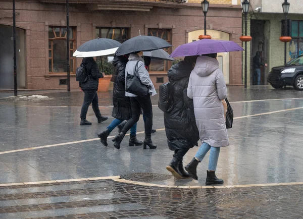 雨の日に街の通りに傘を持つ人々 意図的な動きのぼかし 専用画像 — ストック写真
