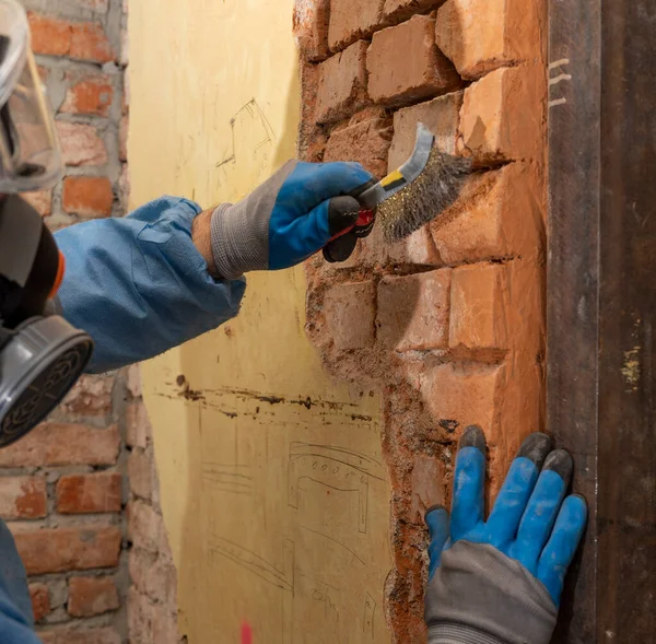 Trabalhador Uniforme Reconstruir Velha Parede Tijolos Casa Velha Reconstrução Reparação — Fotografia de Stock