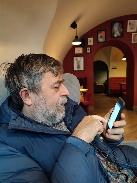 Senior Man Använder Smarttelefon Caféet — Stockfoto
