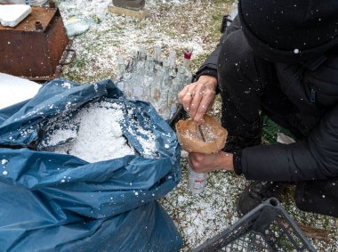 UZHOROD, UKRAINE - 1 Mart 2022 Rusya 'nın Ukrayna' ya karşı savaşı. Molotof kokteyli yapan gönüllüler