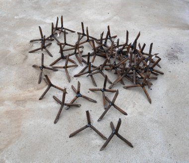 Rusya 'nın Ukrayna' ya karşı savaşı. Savaş sırasında Rus askeri araçlarının lastiklerini patlatmak için çiviler.