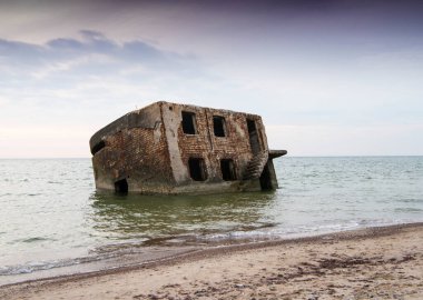Sur kalıntıları. Yarısı yıkılmış askeri tahkimat Liepaja, Letonya. 