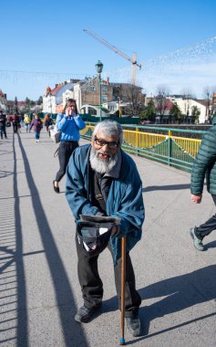Uzhhorod, Ukrayna - 14 Nisan 2022: Uzhhorod, Ukrayna 'da evsiz dilenci görüntüsü