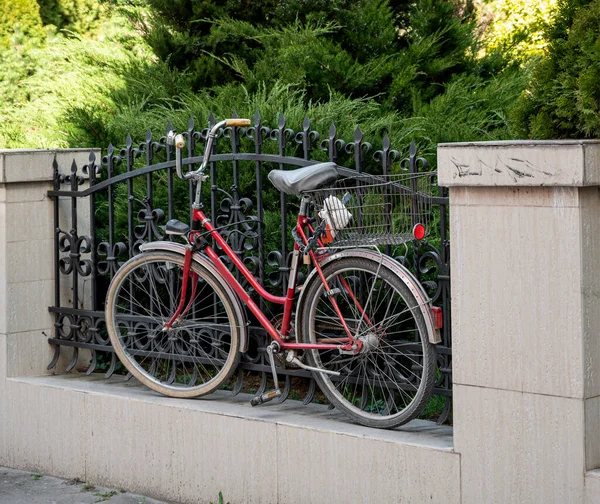 Bicicleta Amarrada Uma Cerca Rua Cidade — Fotografia de Stock