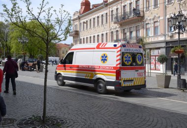 Uzhhorod, Ukrayna - 27 Nisan 2022: Uzhhorod, Ukrayna 'da hareket bulanıklığında caddede hızla giden acil çağrıya yanıt veren bir ambulans. Sağlık hizmetleri kavramı
