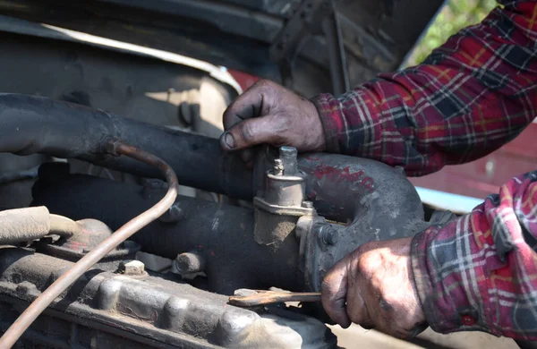 Car Mechanic Dirty Hands Repair Service Station — Foto de Stock