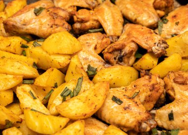 Fırında patates ile fırında tavuk kanatları