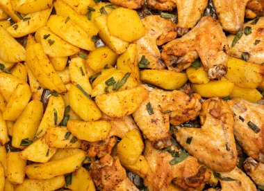 Fırında patates ile fırında tavuk kanatları