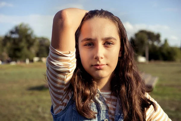 秋の太陽の黄金の光線で10代の少女の肖像画 — ストック写真