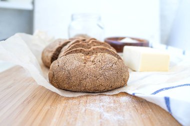 Ev yapımı ekşi ekmek. Çeltik unundan yapılmış.