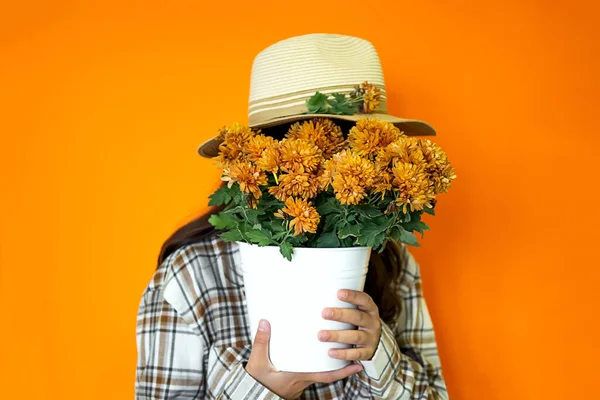 Portret zonder gezicht Meisje bedekt haar gezicht bloemen Stockfoto