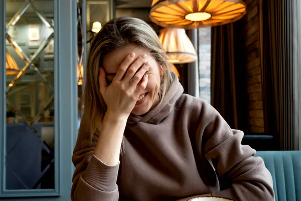 Portret mooie blonde vrouw van middelbare leeftijd Stockfoto