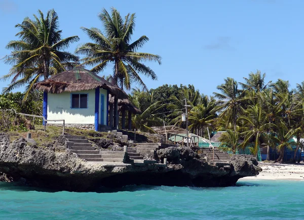 Cabana de praia em uma rocha Fotos De Bancos De Imagens