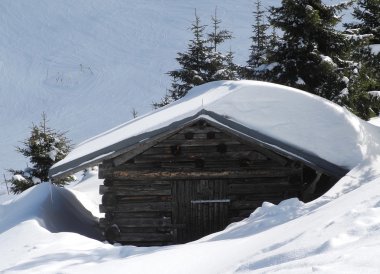 kar ile kaplı terk edilmiş dağ kulübesi
