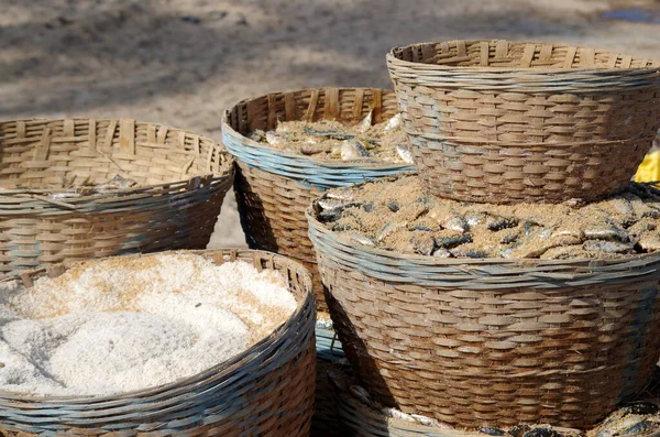 Cesto Vimini Sulla Spiaggia Pieno Pesce Essiccato — Foto Stock