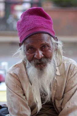 INDIA, JAIPUR - 23 Kasım 2016. Hintli evsiz bir adamın portresi..