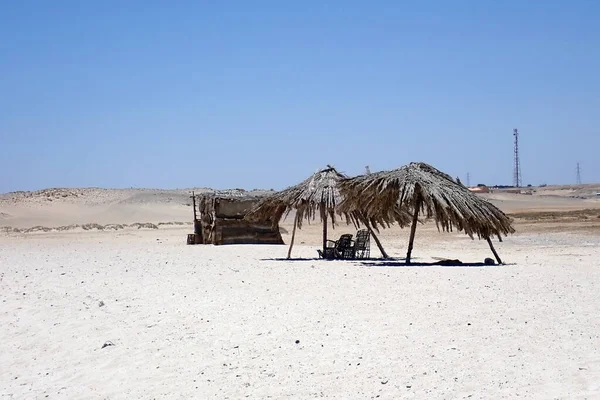 Old Palm Shack Palm Umbrellas Desert — 图库照片