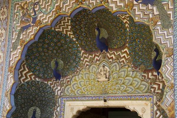 Voyage Inde : porte de paon dans le palais royal Jaipur — Photo