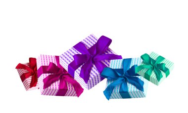 Beyaz arka plan üzerinde izole renkli giftboxes